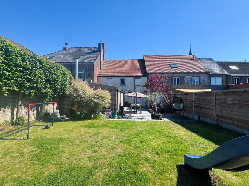 Ruimte, licht en een aangename woonbeleving! Achter deze brede gevel ontdek je een INSTAPKLARE GEZINSWONING met 5 SLAAPKAMERS, fantastische TUIN en GA