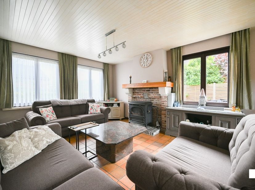 Deze ruime gezinswoning uit 1983 beschikt over een bewoonbare oppervlakte van 194 m² (volgens EPC-attest) en is gelegen op een perceel van 573 m² met