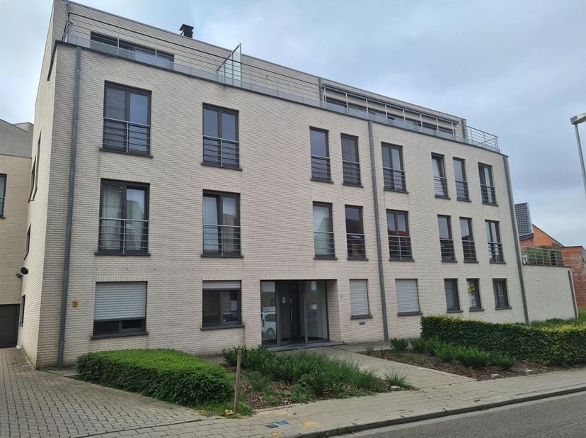 Dit rustig gelegen appartement bevindt zich op de eerste verdieping, aan de achterzijde van een appartementencomplex met lift . Via de inkomhal met ve
