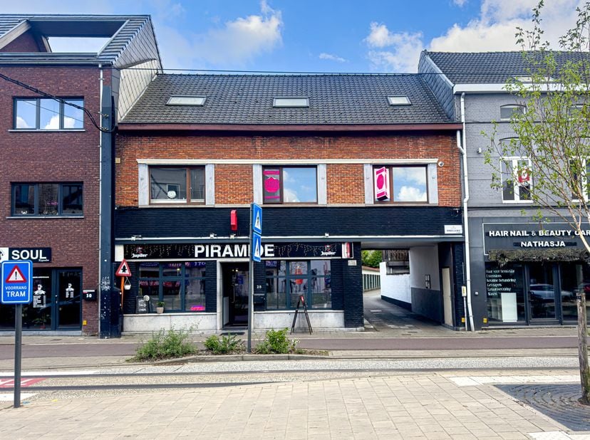 Het pand is momenteel ingericht als café en werd recent vernieuwd.<br />
Het handelsgelijkvloers bestaat uit een grote open ruimte, een sanitair blok