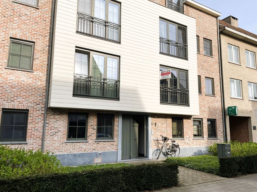Appartement au premier étage comprenant 2 chambres et une très grande terrasse. <br />
<br />
Situé au centre de Sint-Antonius, à proximité immédiate