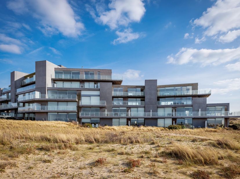Exclusief wonen tussen duinen, natuur en zee<br />
Aan de rand van de duinen, met het strand letterlijk aan de deur, bevindt zich dit uitzonderlijke a