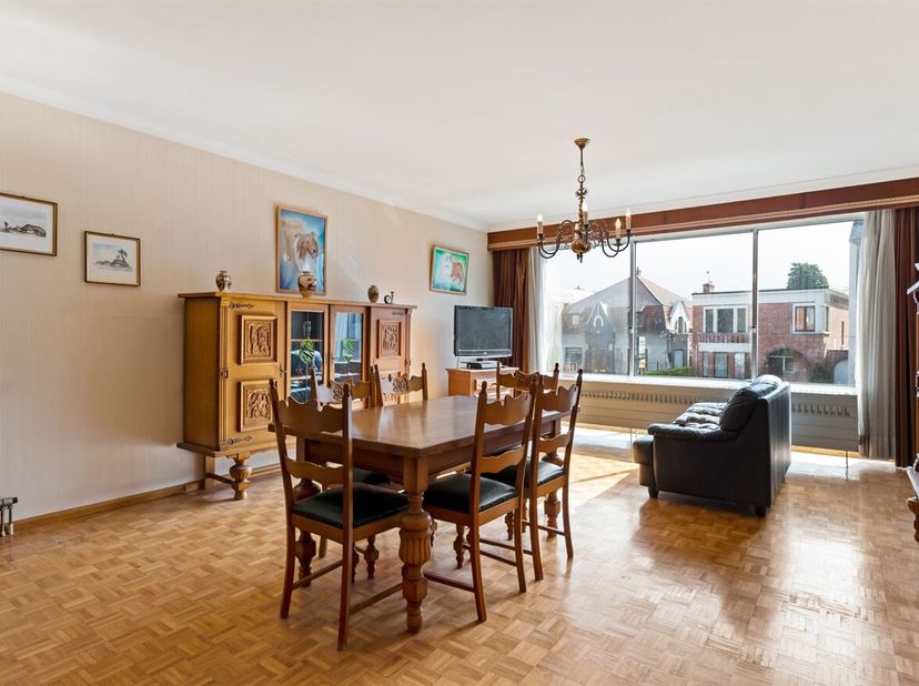 Dit op te frissen en lichtrijke appartement met garage is gelegen op de Mechelsesteenweg te Lier en geniet van een uitstekende ligging met alle noodza