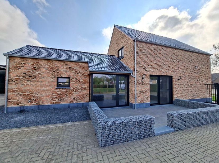 Ontdek dit prachtig renovatieproject in het charmante Peer, waar modern comfort en stijlvolle afwerking samenkomen. Deze woning beschikt over drie vol