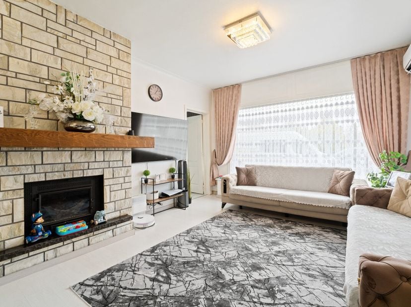 Ligging &amp; indelingIn een aangename woonomgeving in Zelzate bevindt zich deze verzorgde en gerenoveerde woning die ruimte, comfort en functionaliteit p
