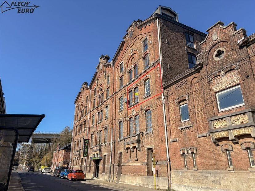 Situé au 2 étage dun ancien immeuble industriel de caractère, ce loft brut (casco) de 264 m² offre une opportunité rare pour les amateurs de volumes e