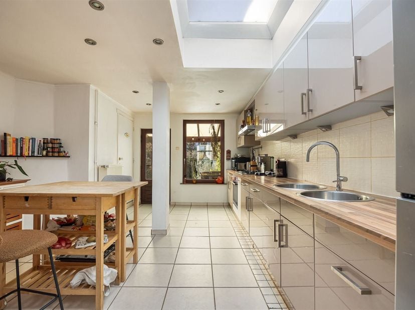 Spacieuse maison mitoyenne avec 4 chambres à coucher, cuisine équipée avec salon-salle à manger lumineux et grand jardin ensoleillé près de la vallée
