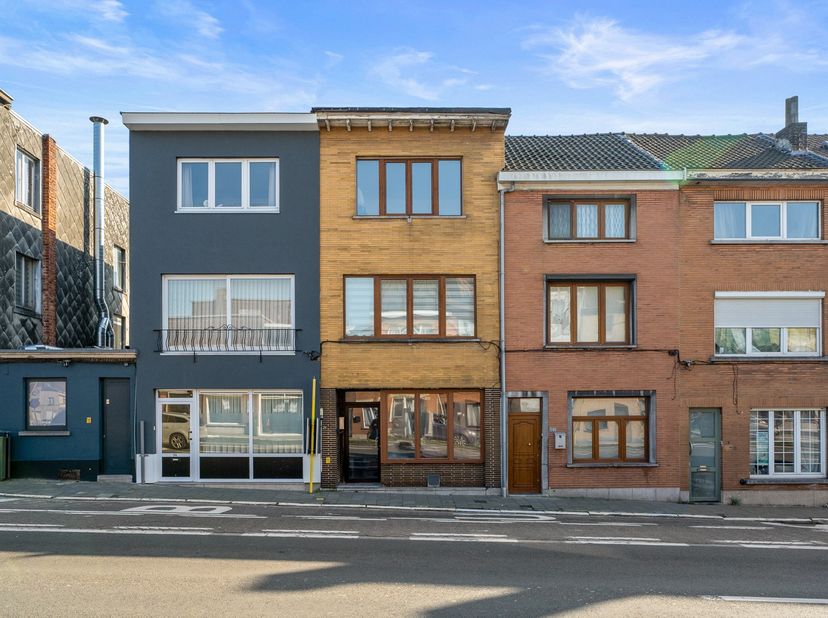 Omgeving<br />
Deze op te frissen woning is gelegen aan de rand van Gent en zorgt voor een uitstekende verbinding met het centrum van de stad.<br />
D