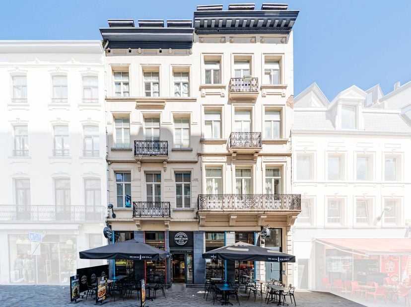 We Invest Ixelles stelt u met plezier dit éénslaapkamerappartement van ± 48 m² (PEB-oppervlakte) voor, ideaal gelegen in het hart van Brussel, tussen