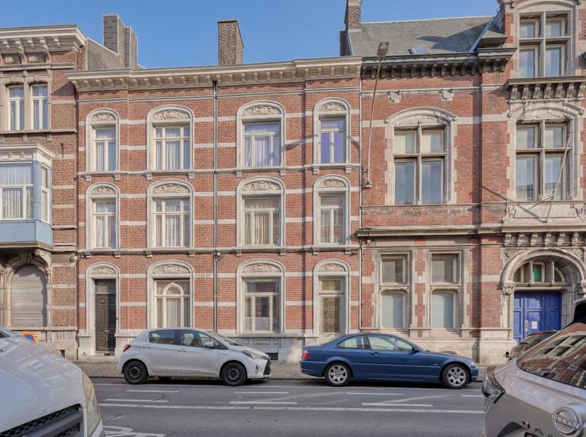 MAISON COMPRENANT 2 LOGEMENTS ET UN GARAGE<br />
<br />
Maison avec cour de 165m² comprenant 2 logements (dans le quartier Saint-Léonard).<br />
<br /