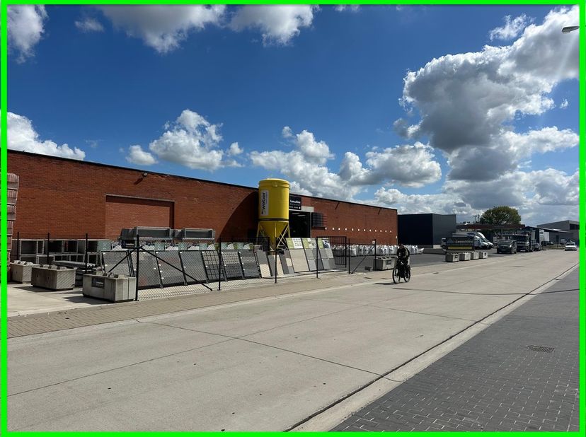 Oppervlakte: Ruim 2400 m² (+ mezzanine)<br />
| Ligging: Nijverheidsstraat - Europalaan RING Poperinge<br />
| Gebruik: industrie, ambacht, opslag, B2