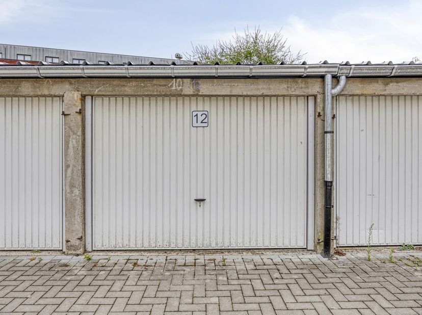 Deze garagebox (box 12) bevindt zich op een absolute topligging in het centrum van Leuven. In een buurt waar parkeergelegenheid bijzonder schaars is,