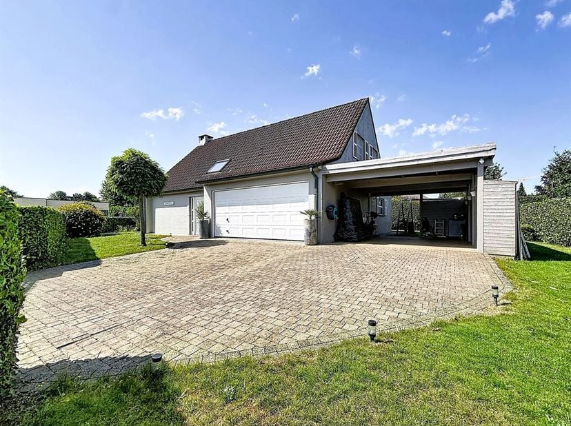 Située dans le quartier très recherché de la Malcence, cette habitation de 223 m² habitables offre un cadre de vie privilégié, alliant confort, volume
