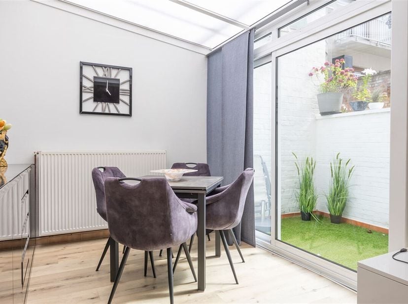 Appartement au rez-de-chaussée situé à l'arrière de la résidence St Raphaël. Il comprend une entrée avec débarras, un séjour, une cuisine, une salle d