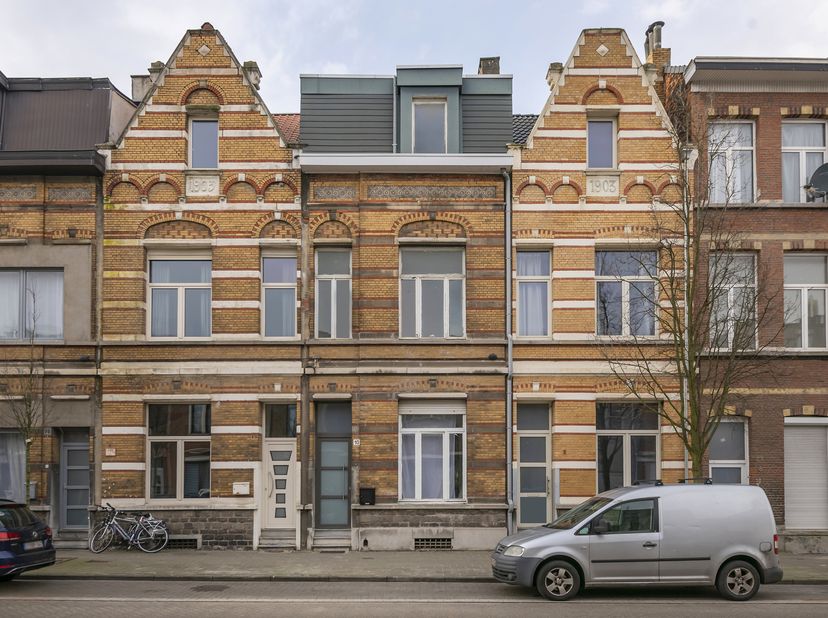 Te renoveren herenhuis met authentieke charme in Hoboken<br />
Op zoek naar een karaktervolle woning ? Dit deels te renoveren herenhuis biedt een unie