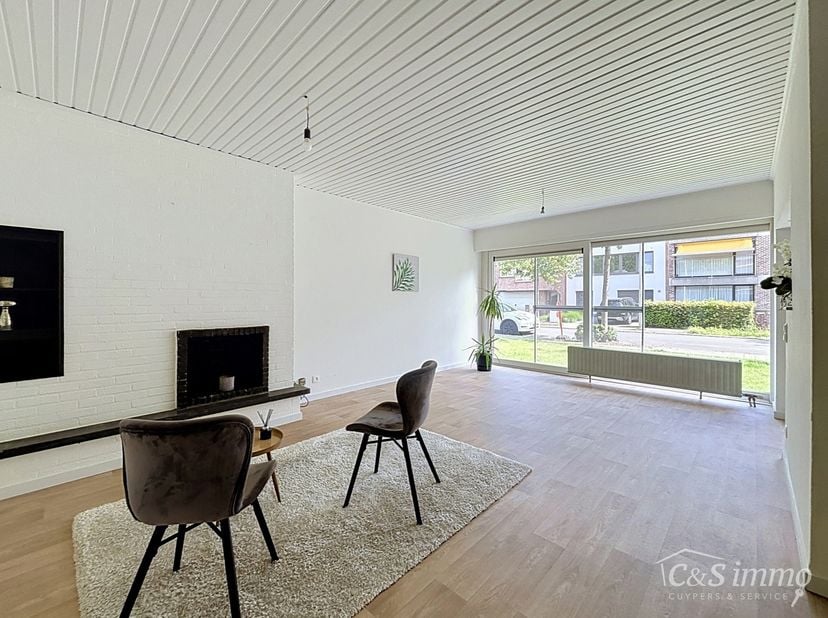 Ontdek dit vernieuwde appartement in een rustige straat nabij het centrum van Aartselaar.<br />
Recent werden de opfrissingswerken afgerond en geniet