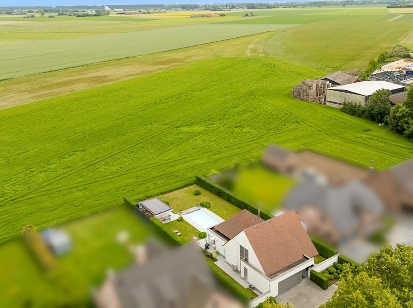 In het charmante polderdorpje Waterland-Oudeman, op een prachtig perceel van 1.000 m², bevindt zich deze uitzonderlijk verzorgde villa met verwarmd zw
