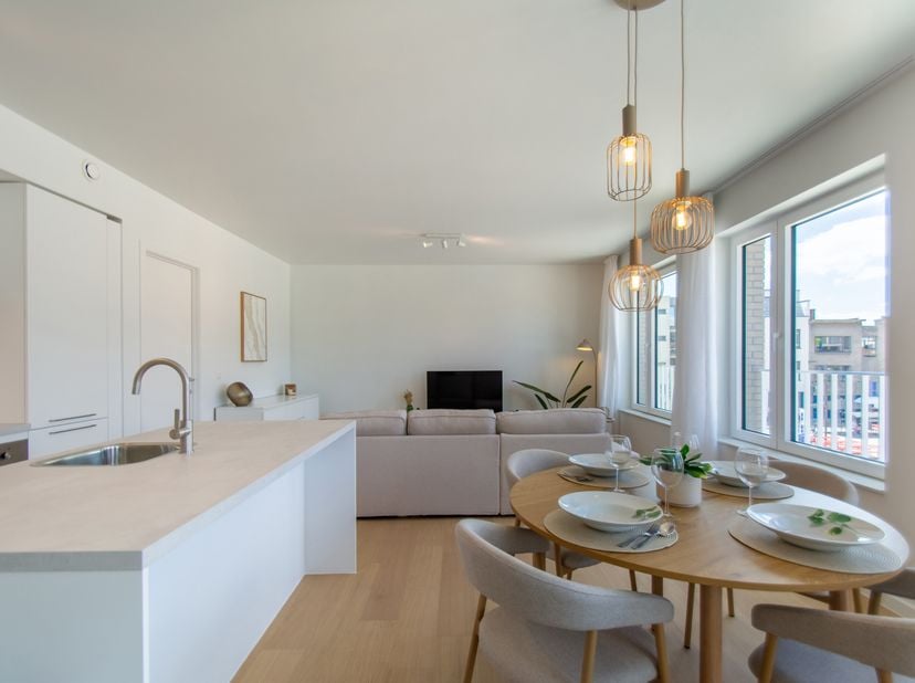 Cet appartement neuf du projet De Groene Poort bénéficie d’un emplacement exceptionnel, à proximité de la place Lobroekplein et du parc Kalverweipark,