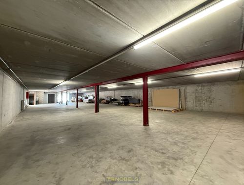                                         Entrepôt avec bureau à louer à Orroir, € 850

