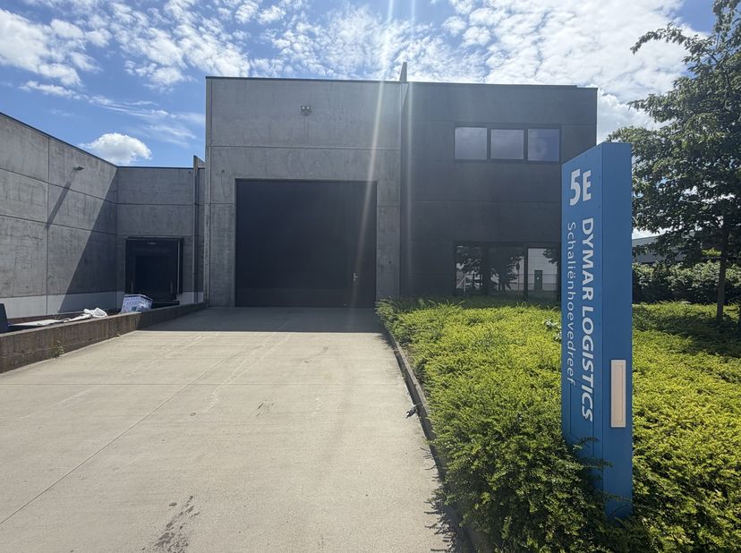 Entrepôt avec bureaux à proximité de la R6 et de l’E19<br />
Commercial<br />
Idéalement situé à proximité de la R6 et des accès à l’E19, cet entrepôt