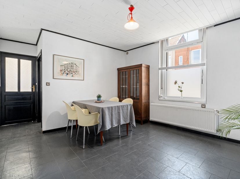 Op te frissen hoekwoning met drie à vier slaapkamers en koer is gelegen vlakbij het Banierpark, Sint-Baafskouter park &amp;amp; Rozebroeken.<br />
De woni