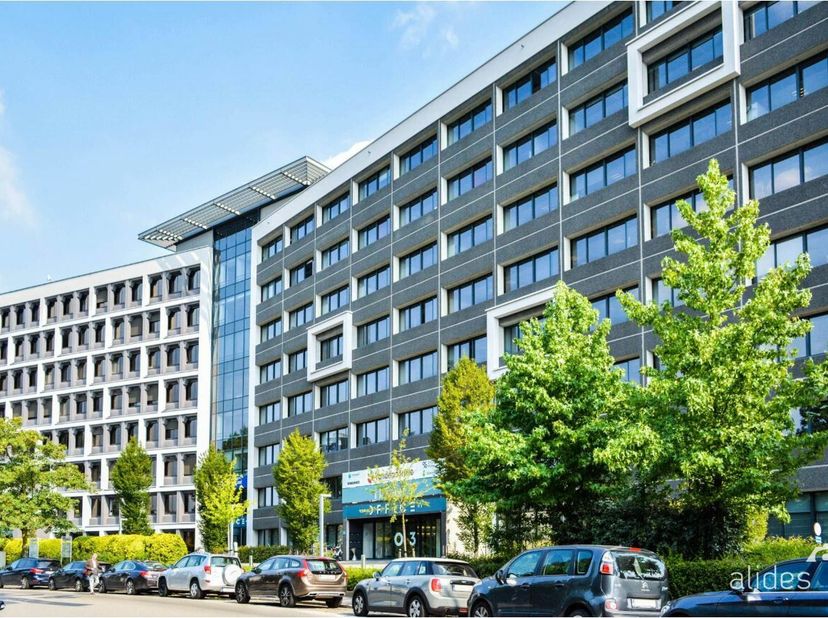 L'immeuble de bureaux rénové The Office est situé sur les rives de l'Escaut et est facilement accessible depuis le centre-ville de Gand ainsi que par