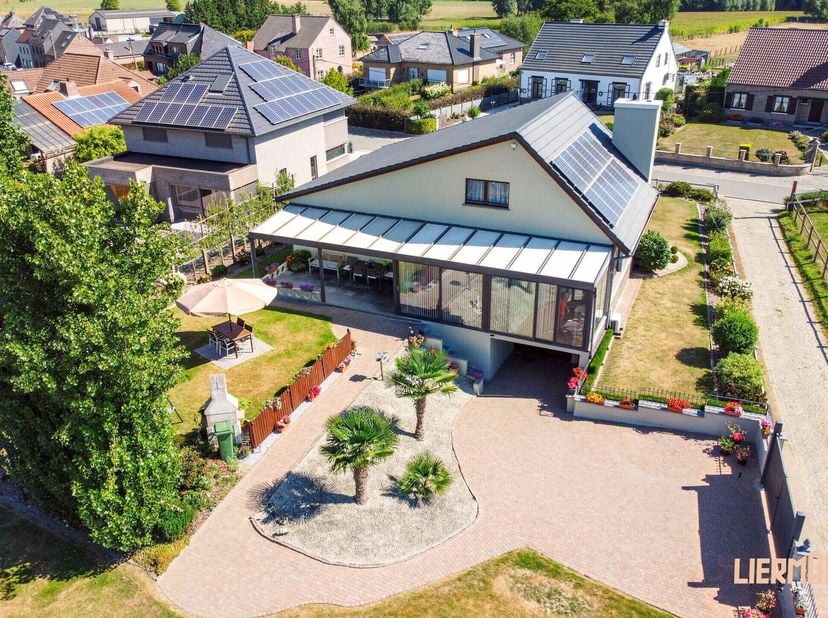 Te midden van de groene velden van het charmante Ressegem, en toch vlakbij alle dagelijkse voorzieningen, vindt u deze uitzonderlijke bungalow op een
