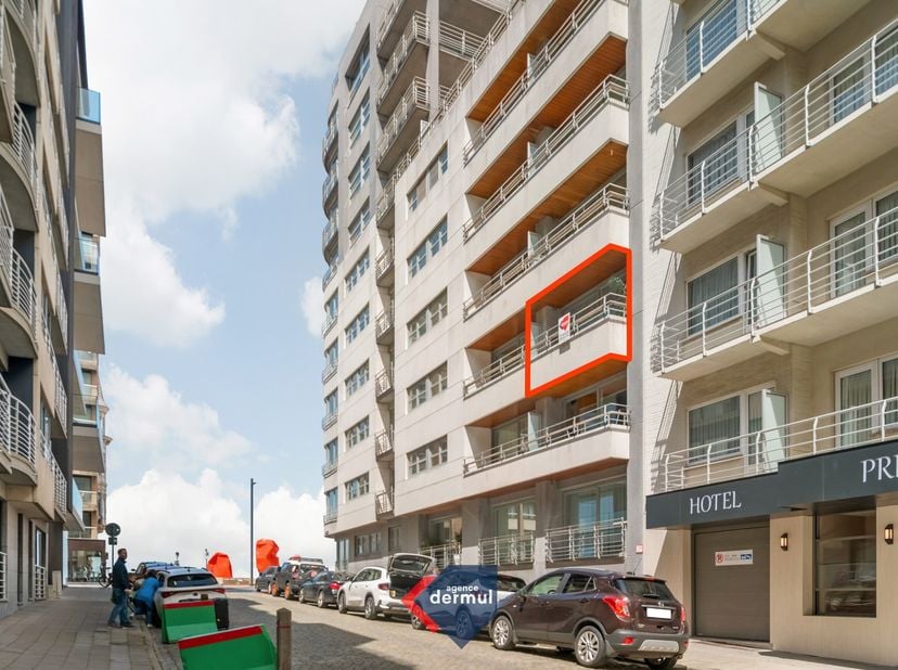 Ontdek dit recent en stijlvol appartement met 2 slaapkamers, gelegen op de tweede verdieping van de prestigieuze residentie Commodor in Oostende. Dank