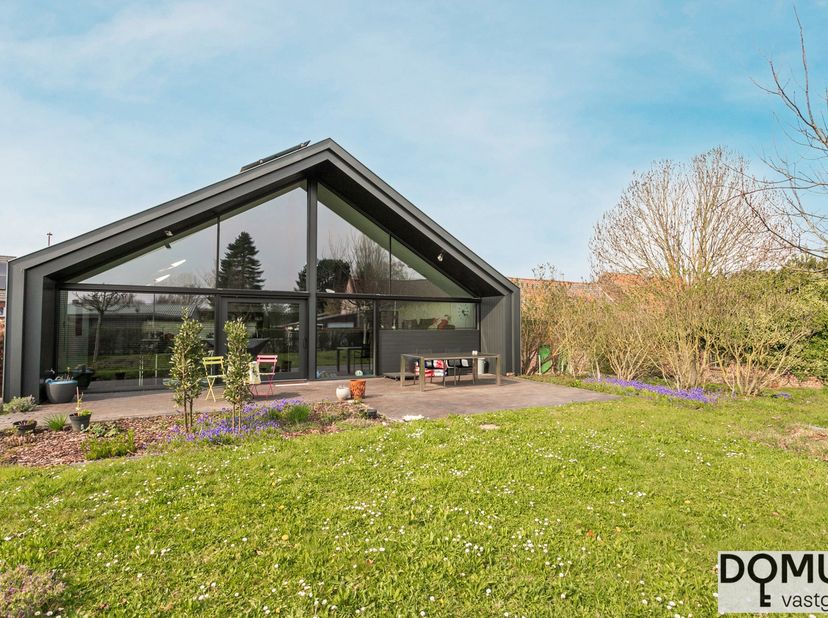 Knappe loftwoning met een unieke combinatie van modern comfort en een warm, huiselijk gevoel. Dankzij het open karakter en de grote raampartijen genie