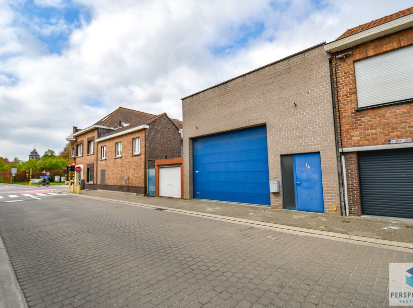 Ruime loods met kantoorruimte (249 m²) te koop in Maldegem<br />
Deze multifunctionele loods met kantoorruimte is ideaal geschikt voor opslag of licht
