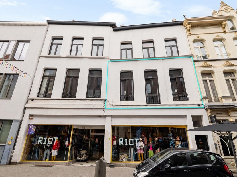 Ruim en stijlvol appartement met groot terras, gelegen in het centrum Antwerpen. <br />
Het pand biedt veel comfort en een praktische, ruime indeling.