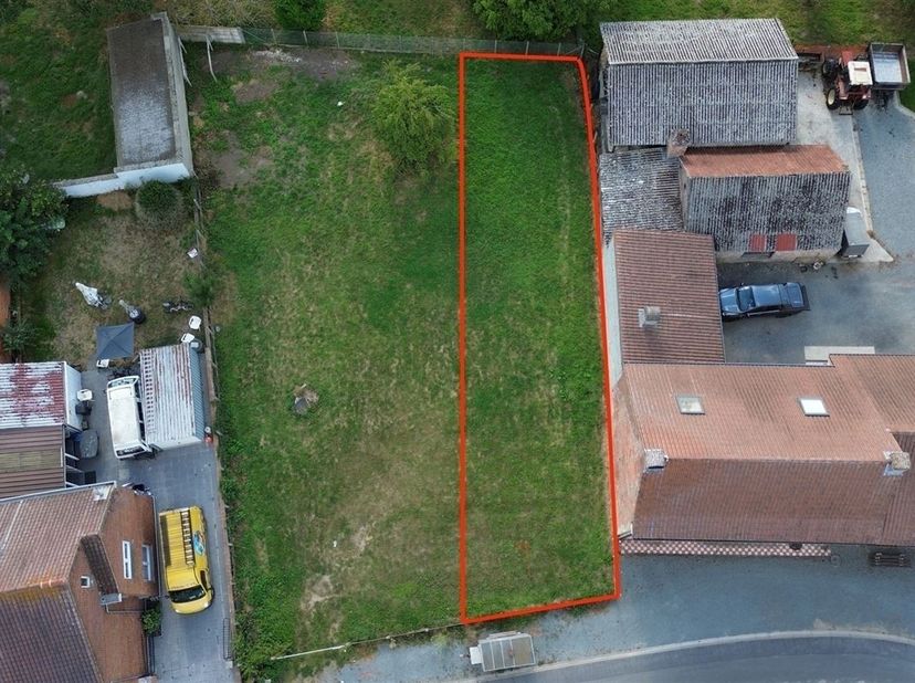 TERRAIN CALME EN VIANE(LOT1)<br />
Prix demandé : 75 000 euros.<br />
Ce terrain est situé en zone rurale à Viane, à proximité de toutes les commodi