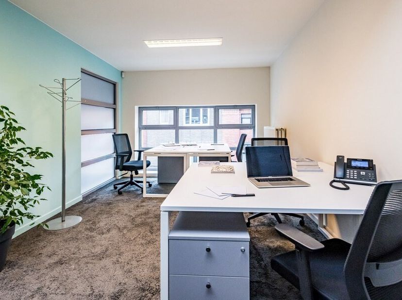 21m² gemeubelde kantoorruimte met 4 werkposten<br />
All in prijs incl. onderhoud, elektriciteit, verwarming, verzekering, telefoonpermanentie, postbu