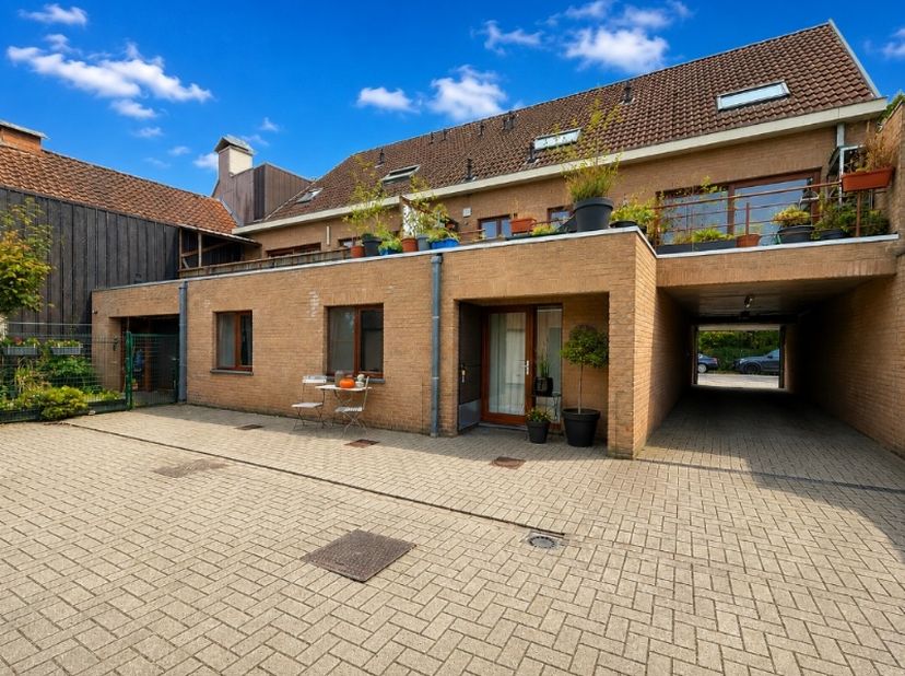 Ontdek dit lichtrijke en instapklare duplexappartement met een bewoonbare oppervlakte van ca. 130 m² en een ruim terras van 18 m². Gelegen in een klei