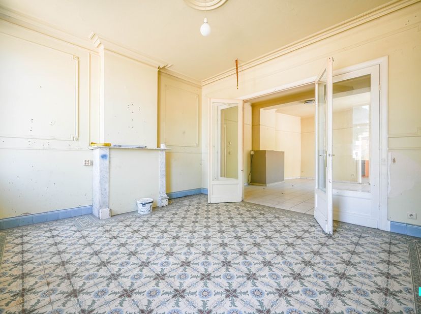 Deze authentieke burgerwoning uit de 19de eeuw, rustig gelegen in Deerlijk, biedt een unieke combinatie van karakter, ruimte en potentieel. Met een be