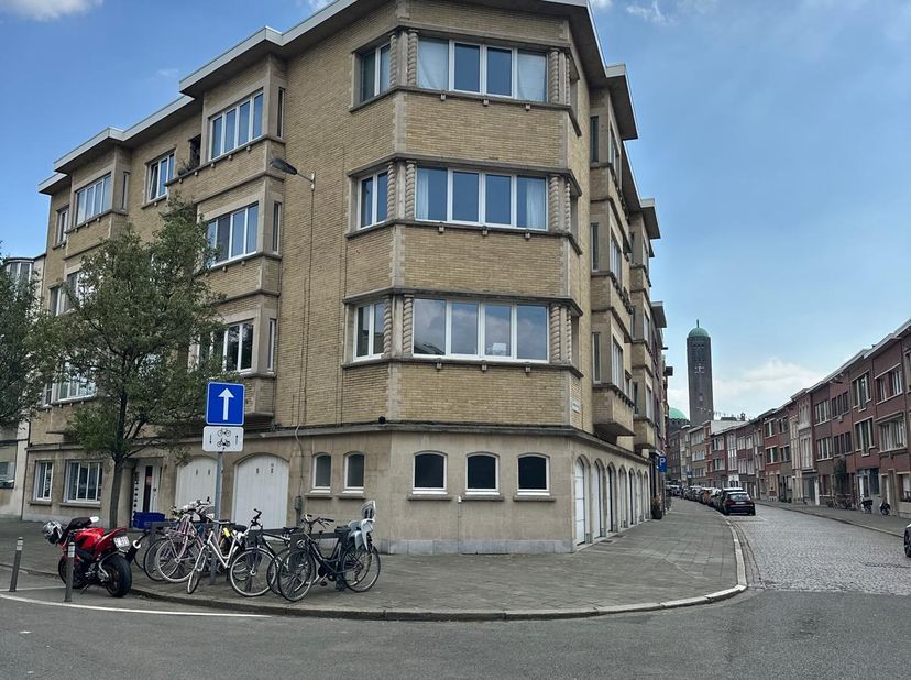 Instapklaar appartement 2de verdieping, mooi gelegen en rustige buurt. 82 vierkante meter. 2 slaapkamers, berging, kelder en terras, keuken en woonrui