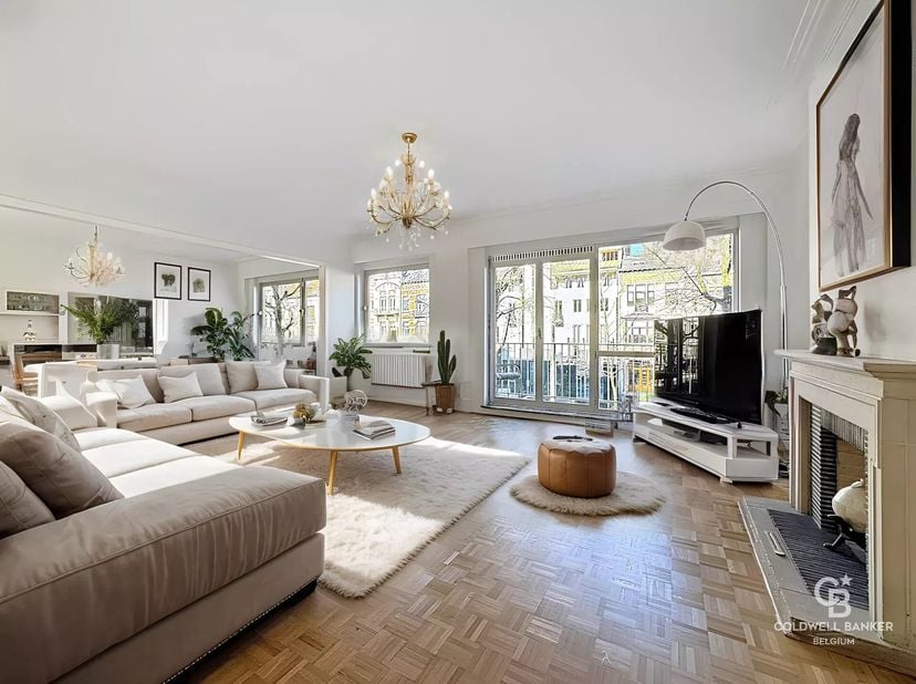 In 2020 gerenoveerd appartement van +-148 m² (bron: EPC) gelegen op de 2e verdieping van 7. Deze woning bestaat uit een inkomhal (+-8 m²), ruime woon-