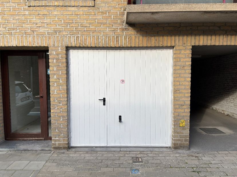 Deze garagebox beschikt over een metalen kantelpoort met deur. <br />
<br />
Dit betreft een garage die gelegen is in "Residentie Caroline", in het ce