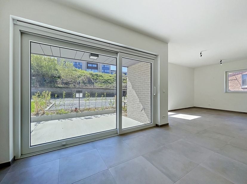 Ne manquez pas cet appartement en rez-de-chaussée présentant une surface de 90,6m2. Il se compose d'un hall d'entrée avec toilette, d'un beau séjour a