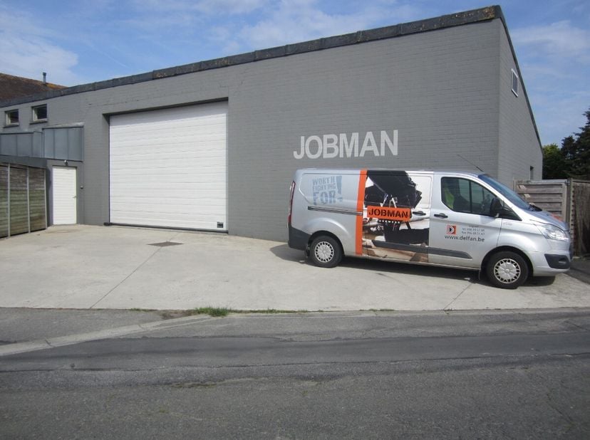 Toonzaal met magazijn.Indeling Bureel 90m² Keuken Cv op gas1ste verdiep boven bureelZolderMagazijn 218m² Wasruimtegeïsoleerd met wc en lavabostockagev