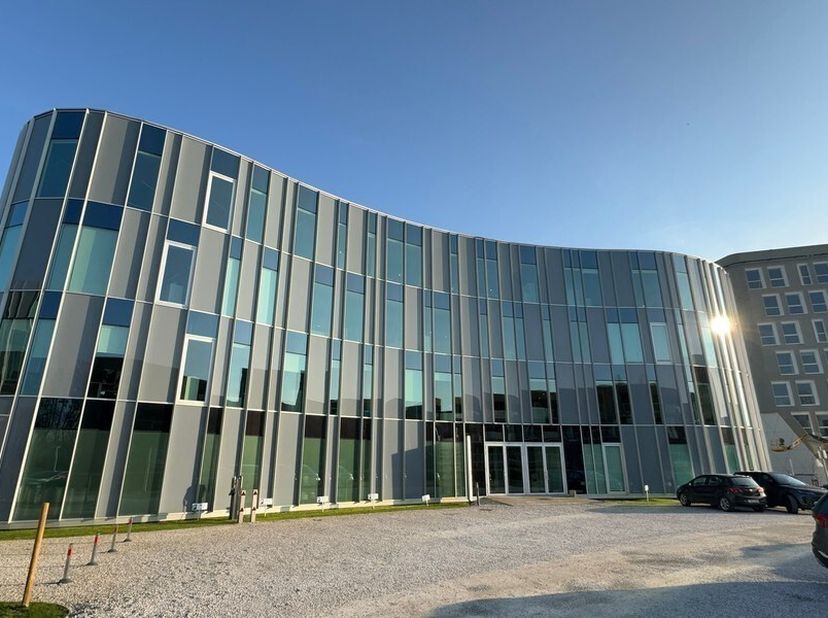 High-end gemeubelde kantoren (840m²) in opvallend druppelvormig kantoorcomplex<br />
Ligging: aan The Loop en vlakbij de afrit van de E40 (Flanders Ex