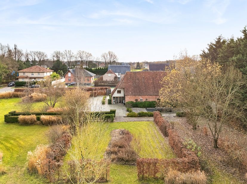 In een rustige doodlopende straat te Sint-Katelijne-Waver, en toch vlot bereikbaar, bevindt zich deze karaktervolle hoeve op een uitzonderlijk ruim pe