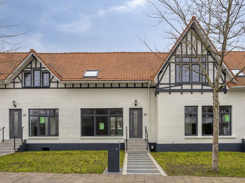 Bij het betreden van de woning komt u binnen in de inkomhal, waar zich de trap naar de eerste verdieping bevindt, evenals een afzonderlijk gastentoile