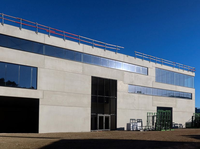 Deze prachtige nieuwbouw kantoorruimte van 232 m², gelegen op de eerste verdieping van het moderne KMO-complex BAYOT, combineert comfort, uitstraling