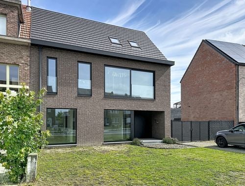                                        Handelsgelijkvloers te huur in Aartselaar, € 1.250
