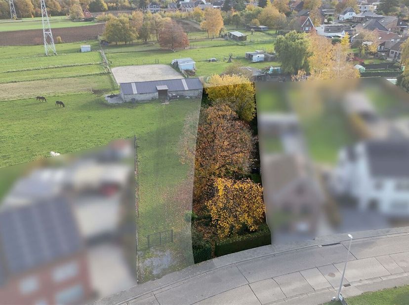 Knap perceel van 10a 49ca in een rustige en groene omgeving<br />
Omgeving:<br />
+ Gelegen in een rustige straat met vlotte verbinding naar het centr
