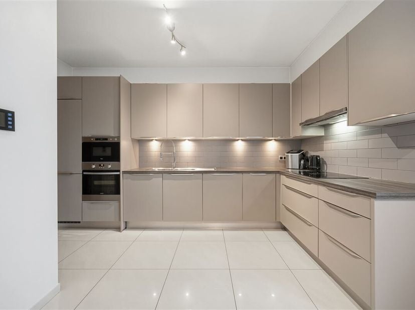 Deze woning met betonnen tussenvloeren op wandelafstand van het Nekkerspoelstation, werd gerenoveerd vanaf casco toestand in 2012. Het is in deze groe