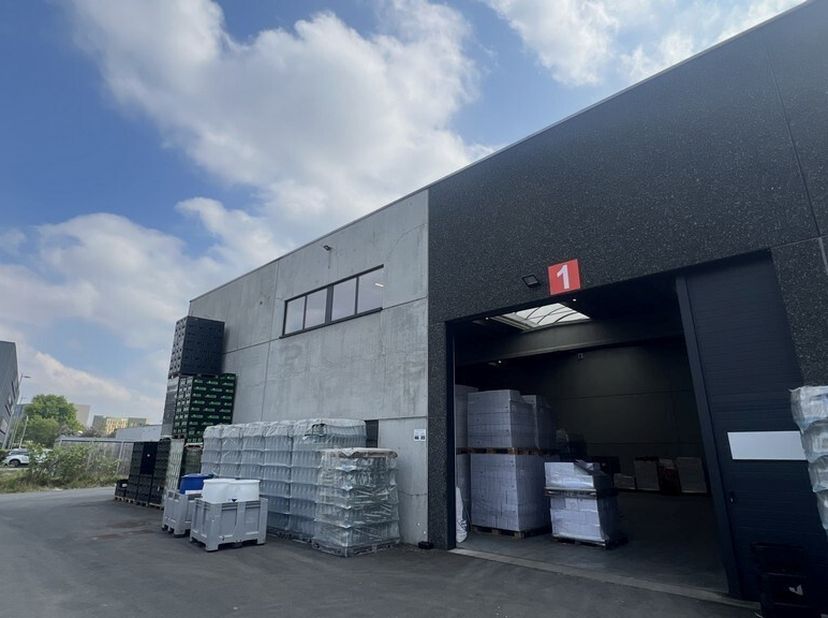 343m² entrepôt (unité 1) pour stockage/production<br />
Emplacement: à la sortie R4 et E40 (Flanders Expo, facilement accessible en tram et en bus)<br