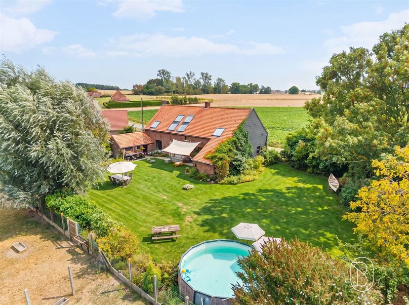 Wie droomt van rust, ruimte en een leven midden in het groen, vindt hier een bijzonder mooie opportuniteit. Deze ruime, verder te moderniseren woning