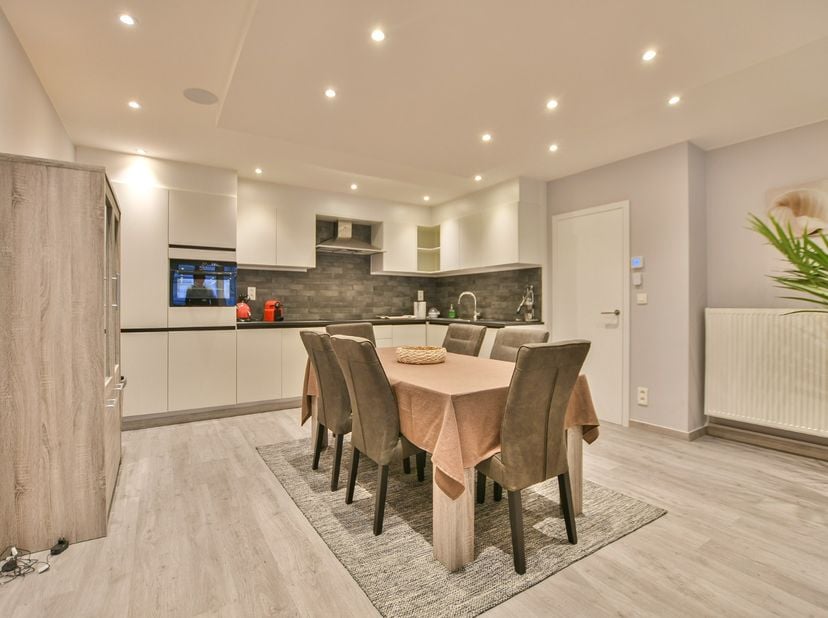 Dit prachtige appartement, gelegen in het hartje van Blankenberge, combineert hedendaags comfort met een uitstekende ligging. Ideaal voor wie op zoek